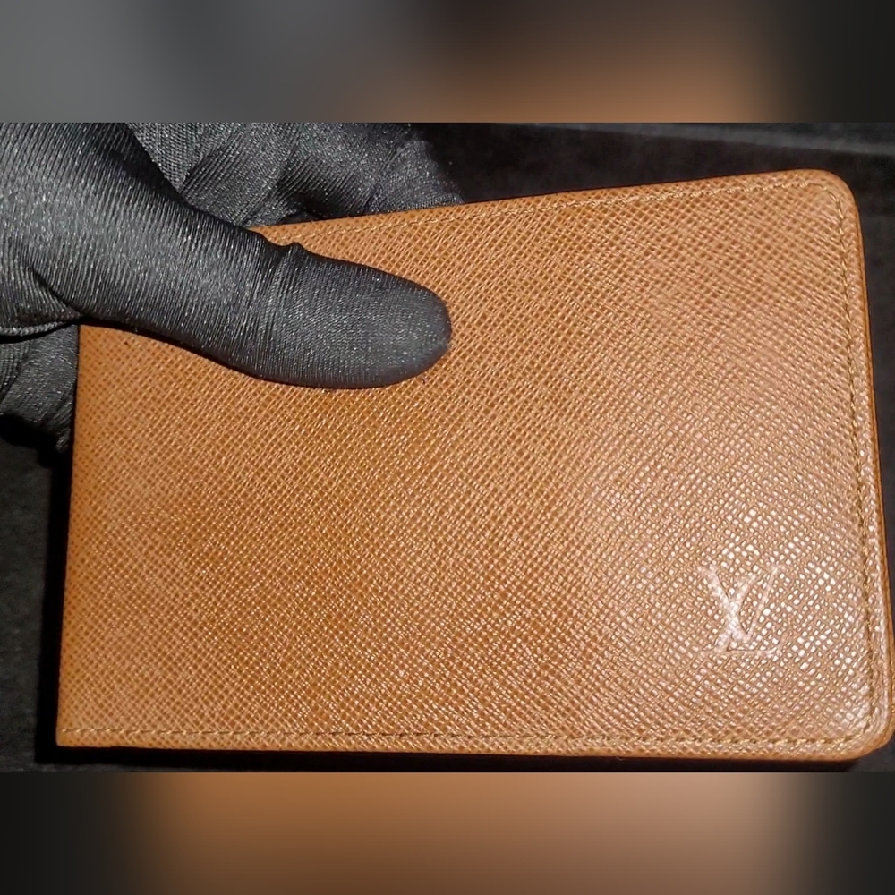 LOUIS VUITTON TAIGACARDHOLDER / RECEIPT HOLDERWITH LV BOX AND LV SHOPPING